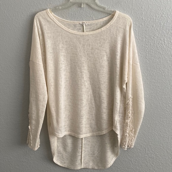 Cute top w/embroidered sleeves - Picture 1 of 9